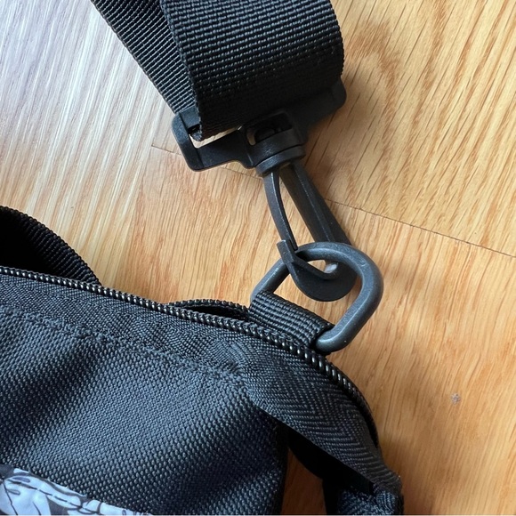 Disney Mickey and Minnie Mouse Bioworld Tote Bag - Picture 13 of 13